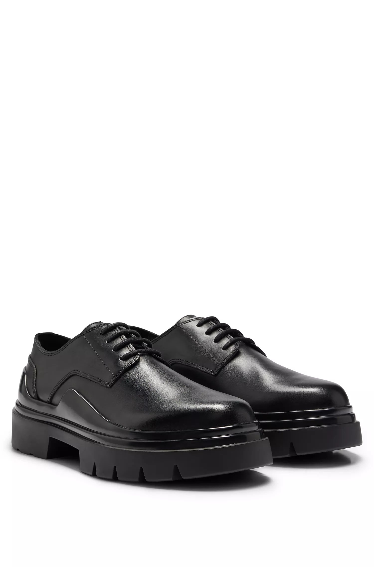 Sapatos Derby BOSS em couro preto com sola robusta.