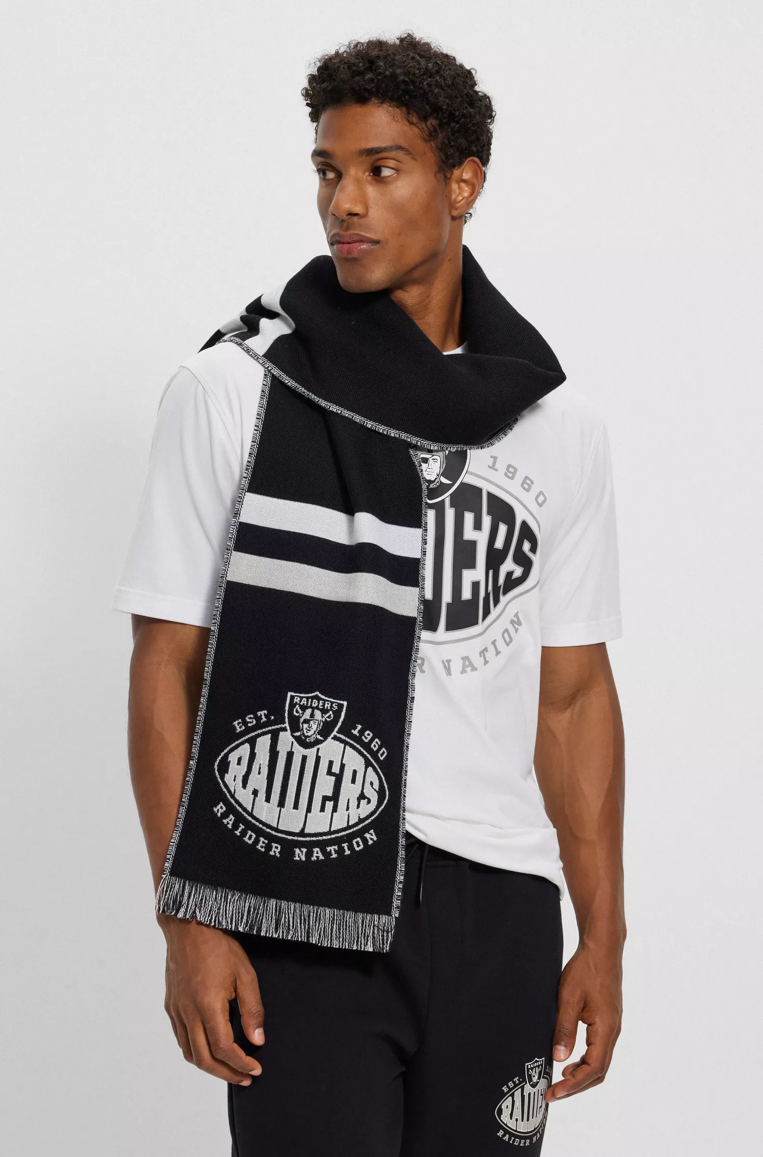 Cachecol BOSS Orange com o logotipo da BOSS x NFL e a marca da equipe.