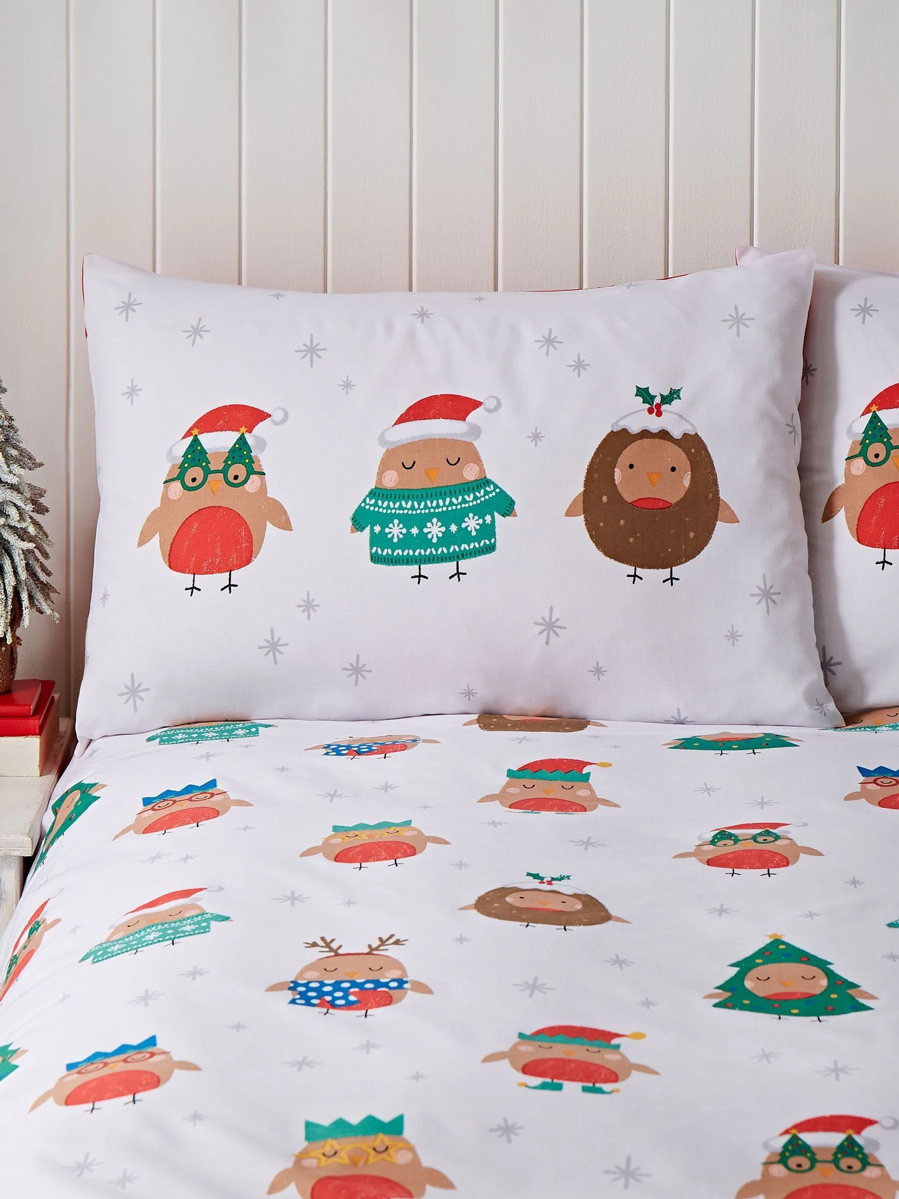 Catherine Lansfield omkeerbaar dekbedovertrekset met roodborstjes en kerstthema.