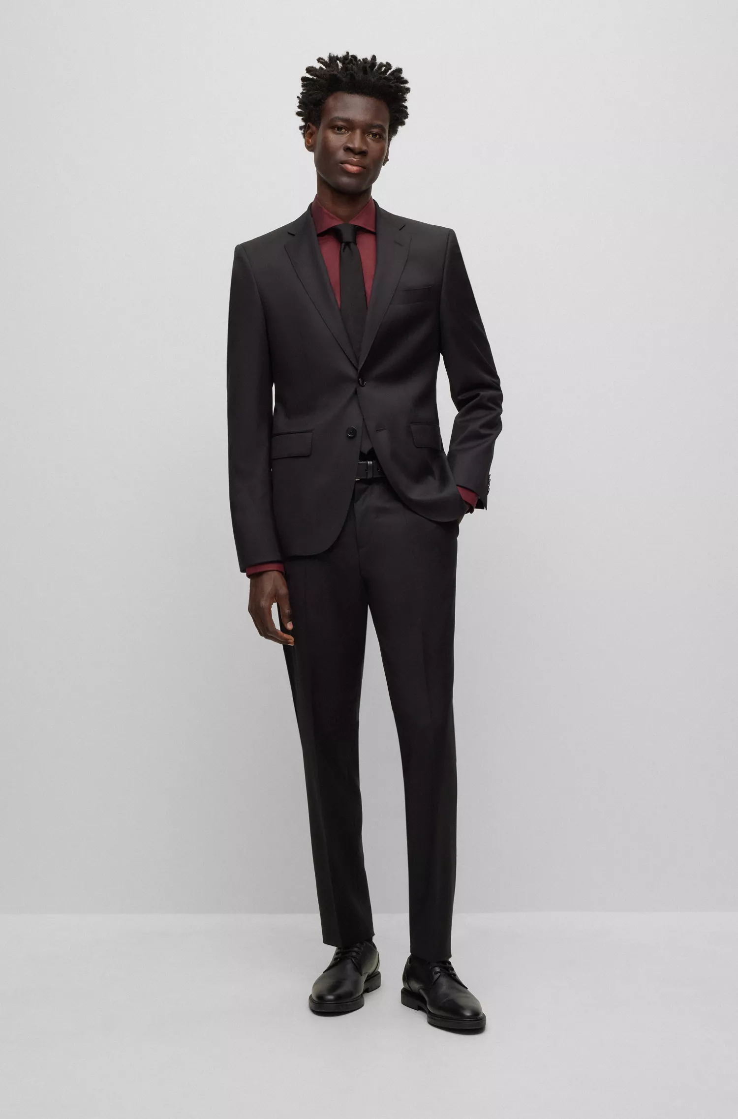 Camisa BOSS preta de corte slim, em sarja de algodão elástico de fácil passar.
