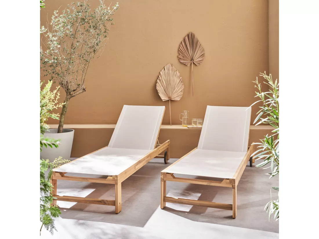 Lot de 2 bains de soleil en bois d'acacia et textilène beige. multi positions avec roulettes