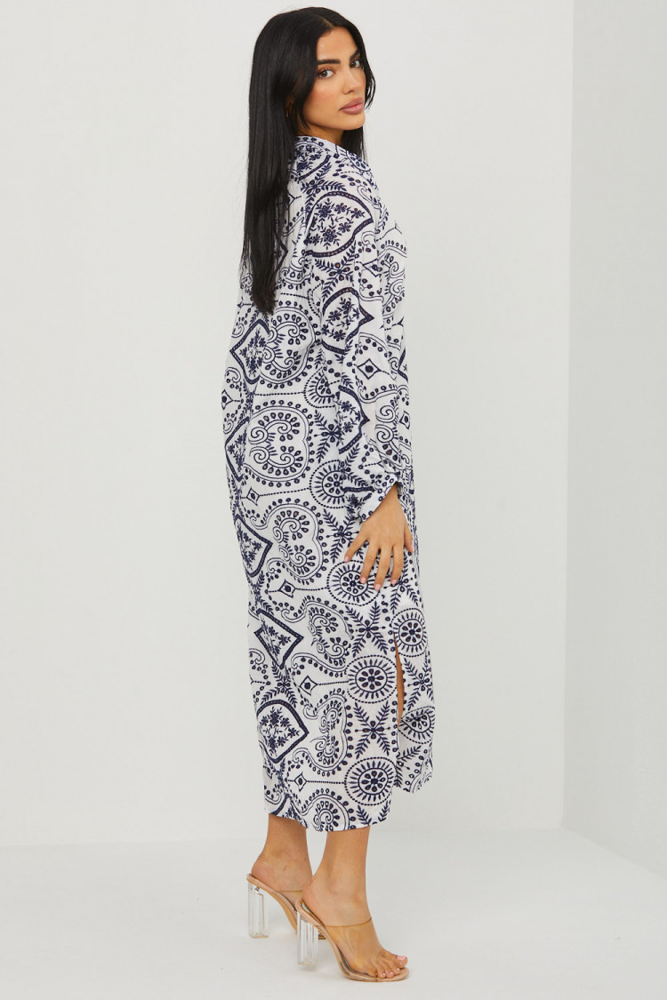 Robe blanche à motifs géométrique bleu foncé