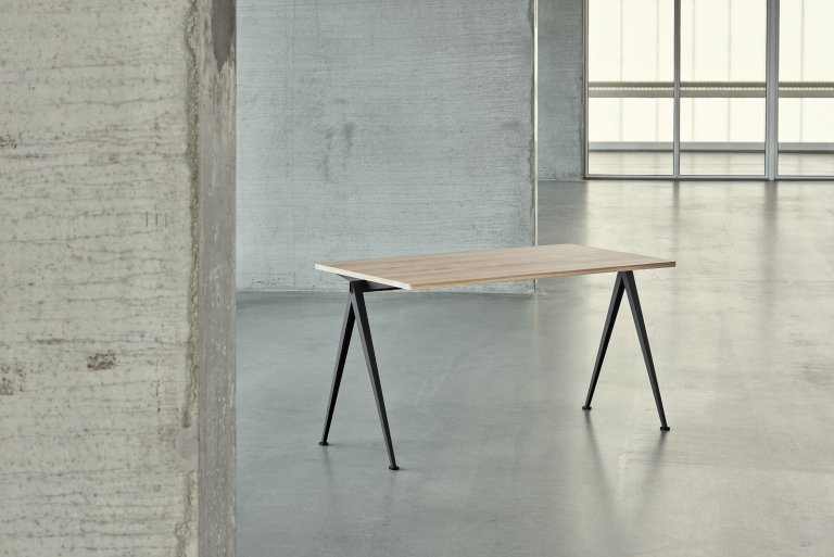 Hay Pyramid 01 bureau 140x75 gerookt eiken,beige onderstel