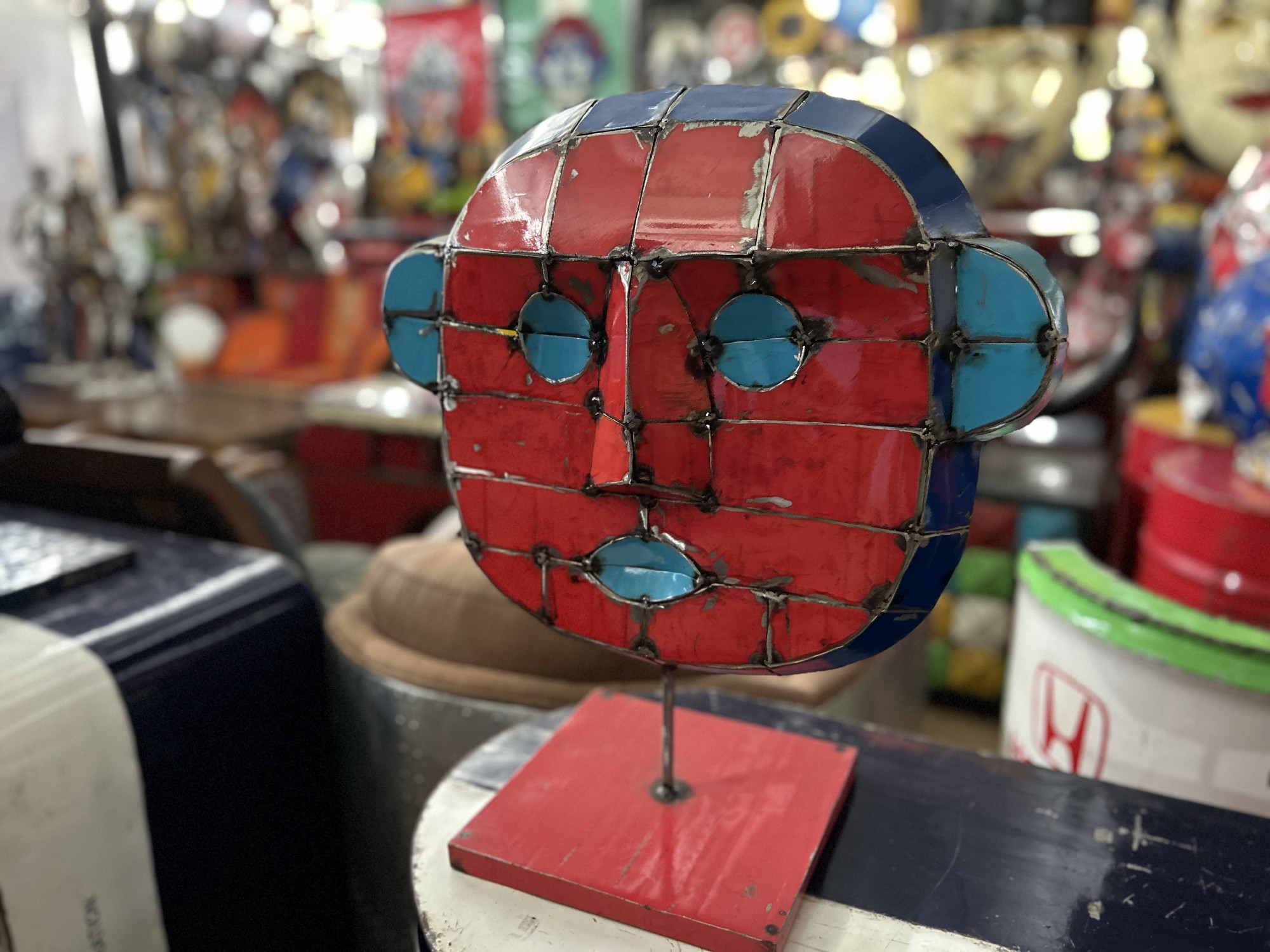 Maske aus Ölfässern, rot, blau, H 52 cm, B 46 cm, T 23 cm von fischer's lagerhaus