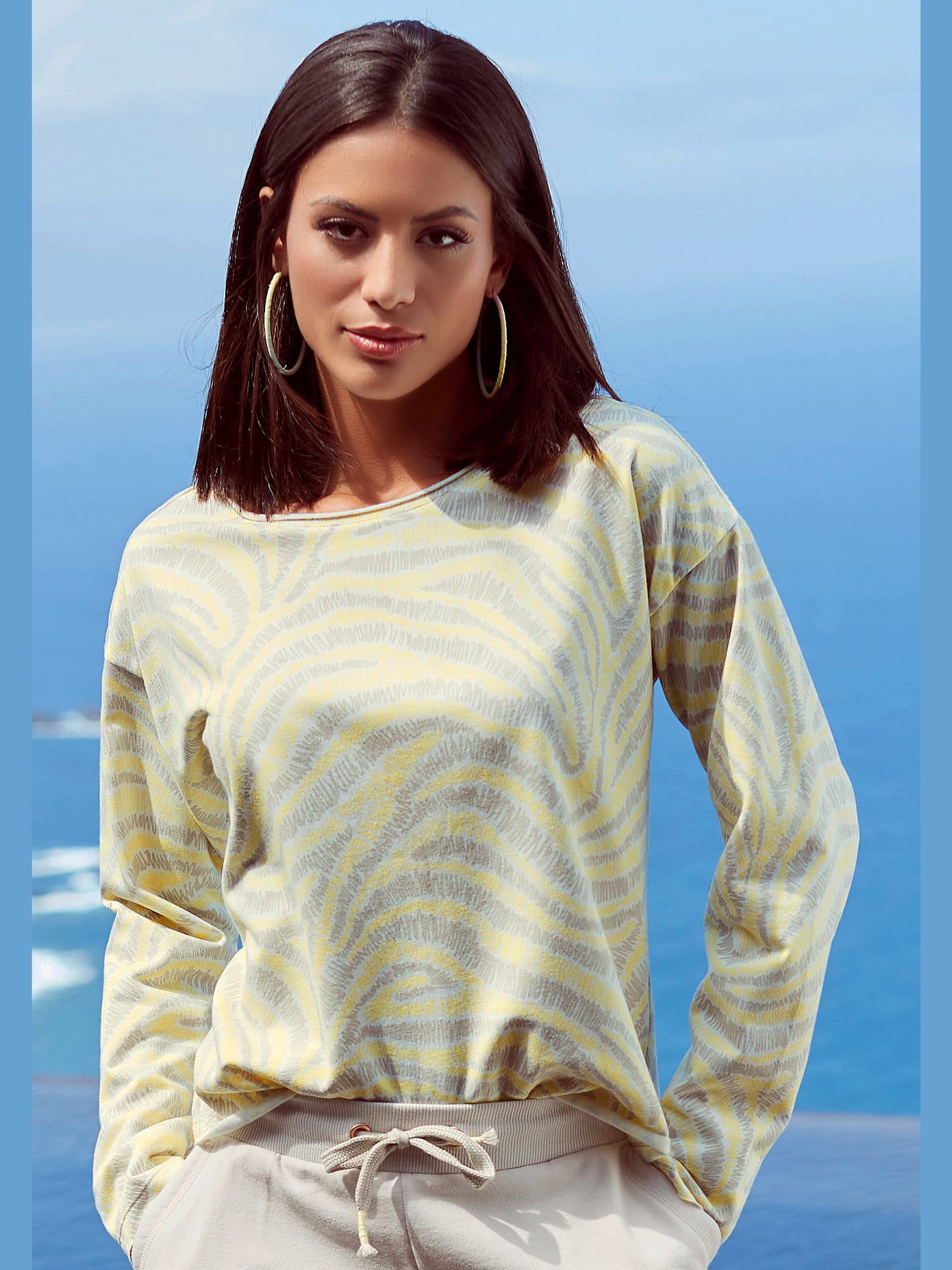 Sweat-shirt manches longues confortables, coupe légèrement raccourcie
