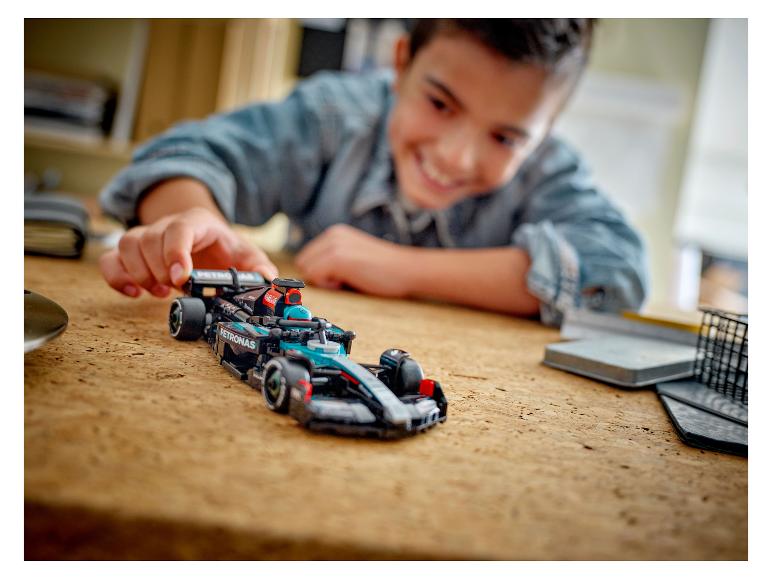 Mercedes-AMG F1® W15 racewagen 77244