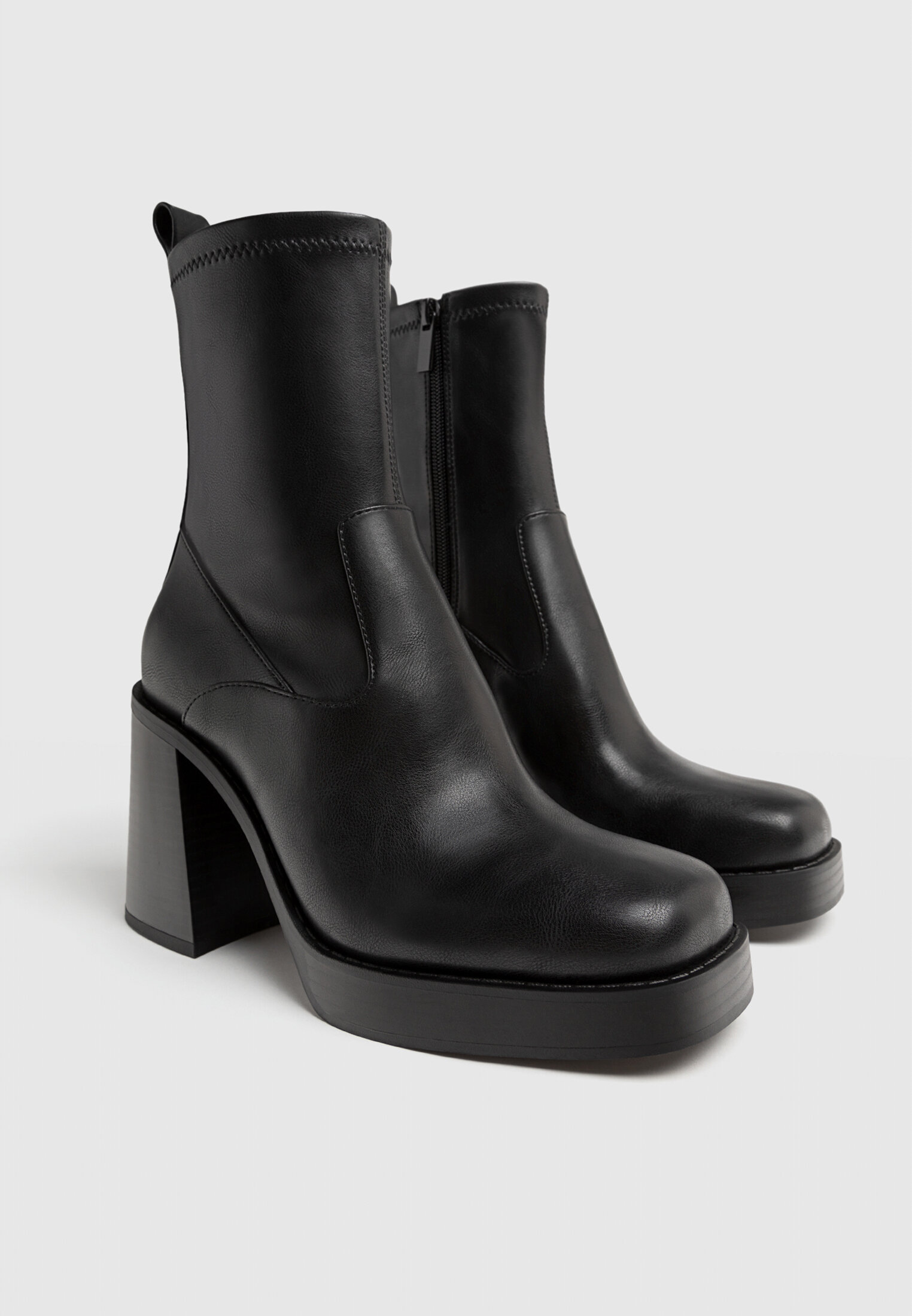 Botas de cano curto com plataforma e salto alto