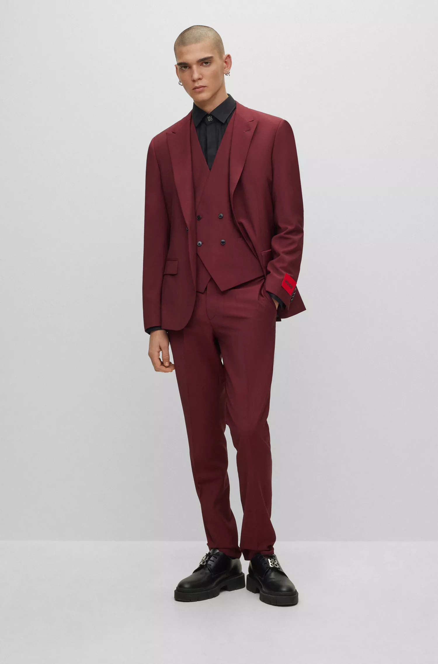 Terno HUGO vermelho de três peças, corte slim, em tecido elástico de alta performance.