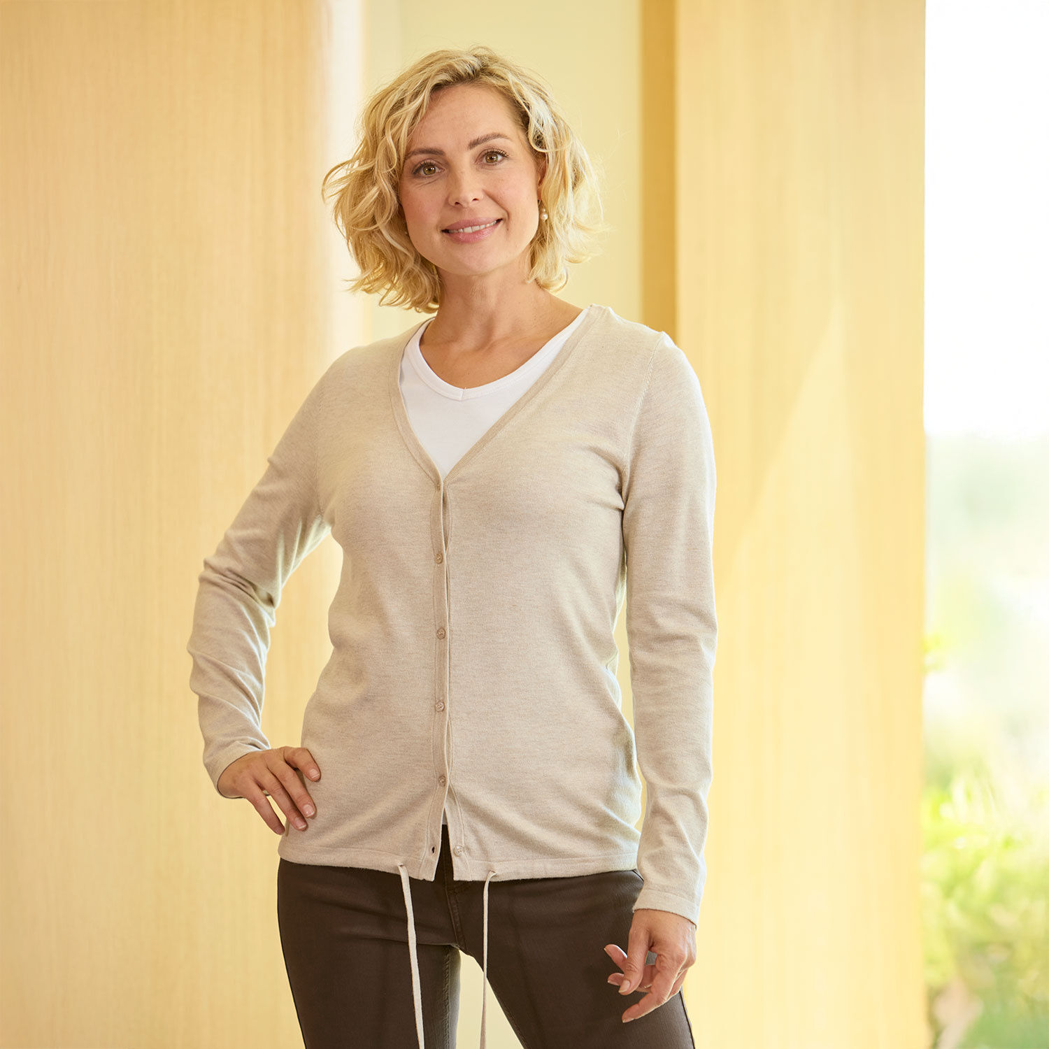 V-Neck Cardigan geknöpft