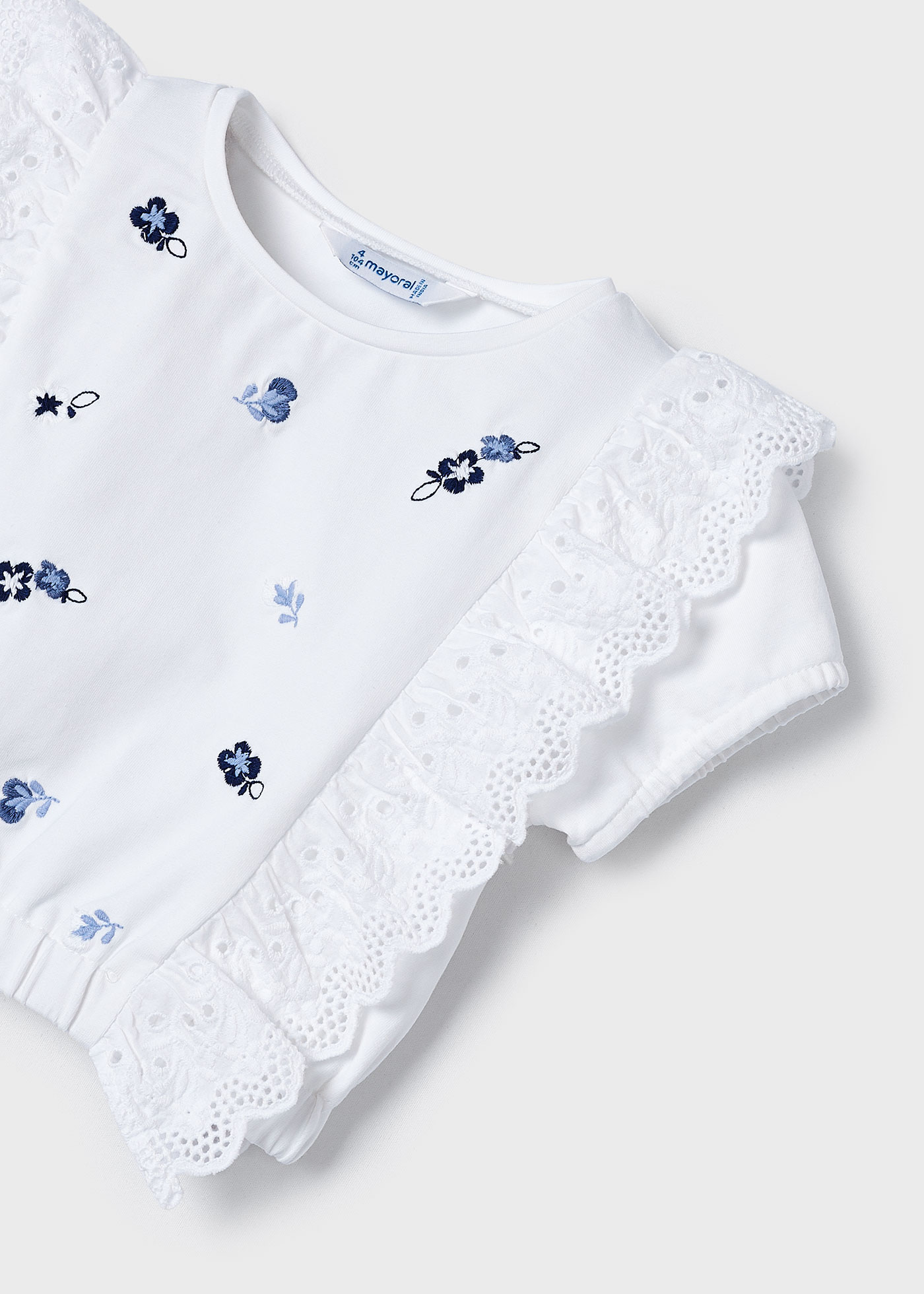 Camiseta infantil com babados bordados