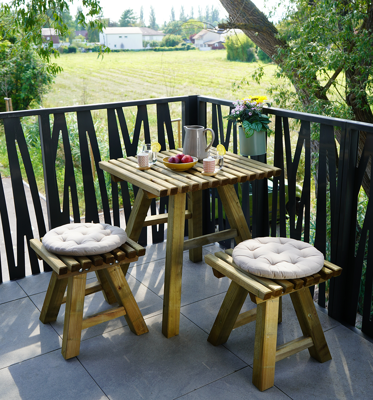 Set - 1 table 2 tabourets karel