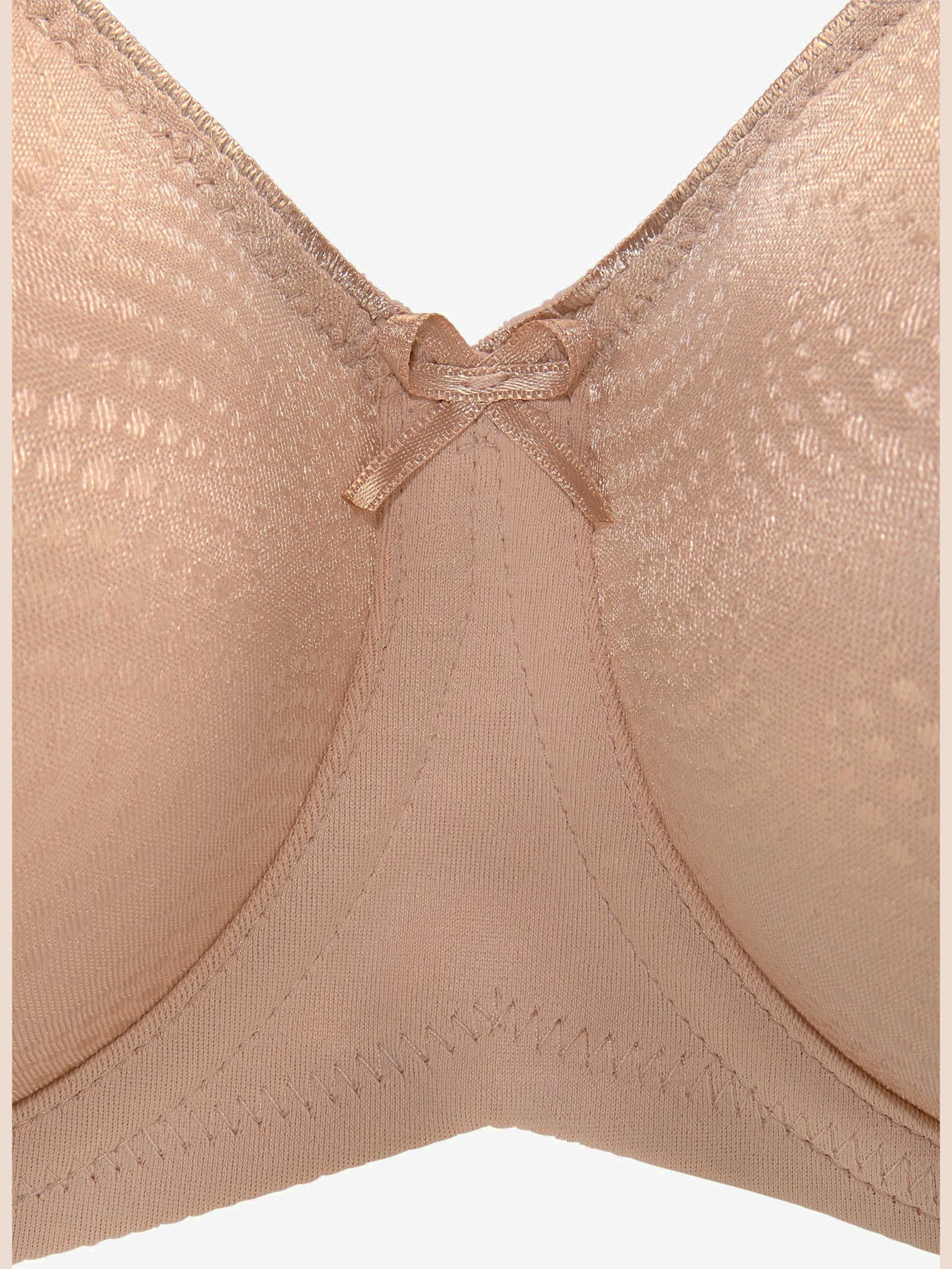 Soutien-gorge minimiseur pour une poitrine visiblement réduite