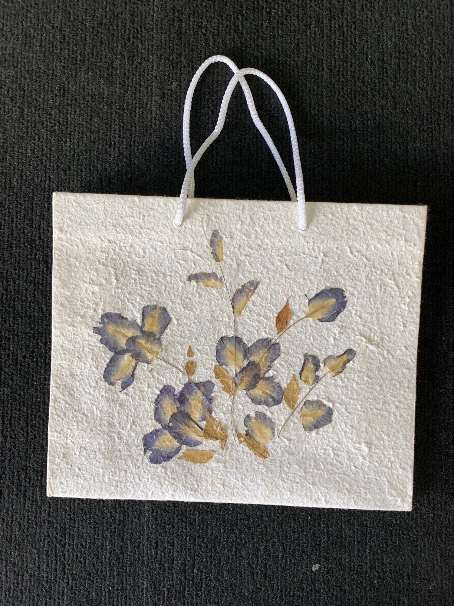 Papiertasche mit Blume, weiß, B 30 cm, H 25 cm, L 10 cm günstig bestellen