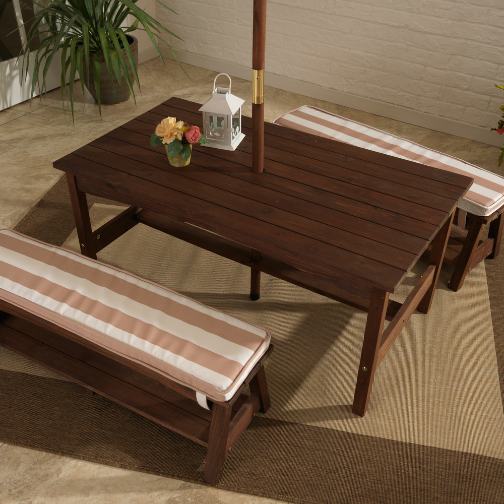 Table et bancs d'extérieur en bois avec coussins et parasol - rayures écru et blanches