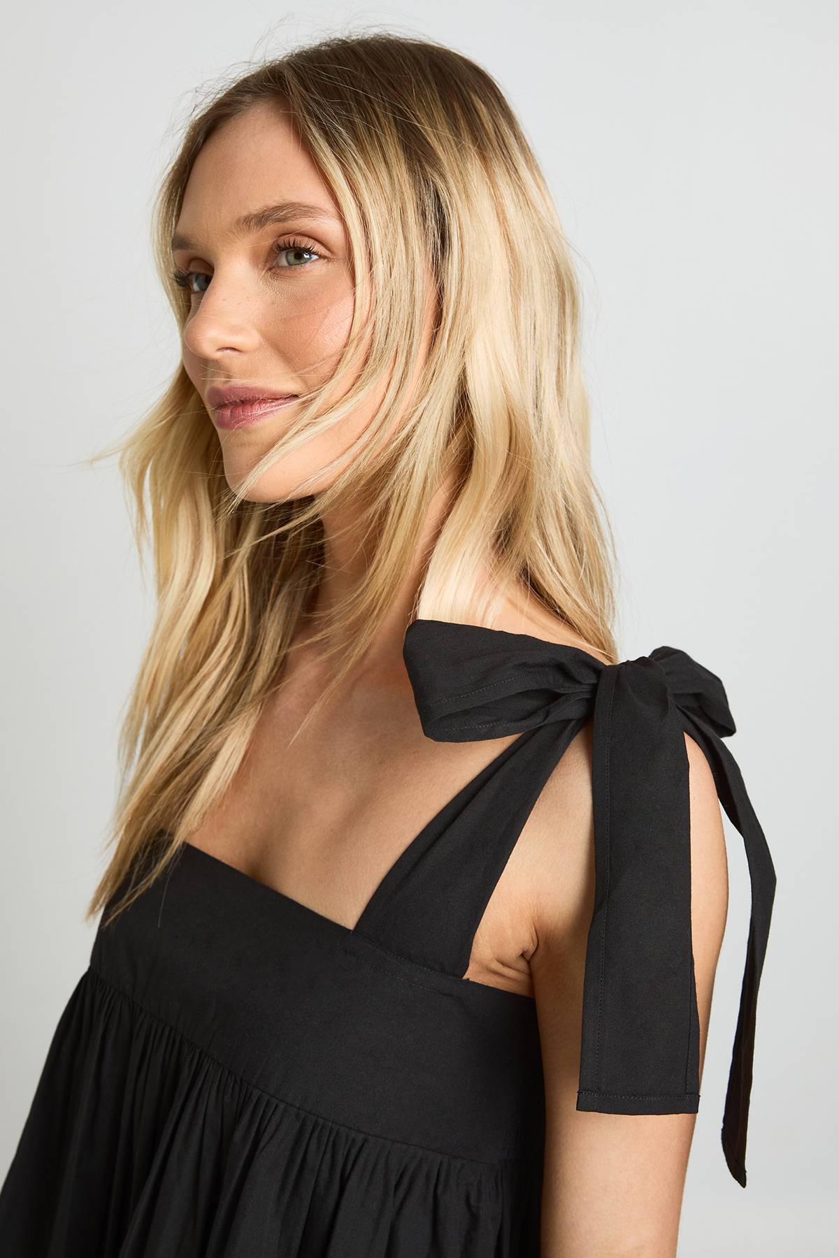 boohoo Robe Courte Smockée Petite Avec Bretelles À Nouer Aux Épaules