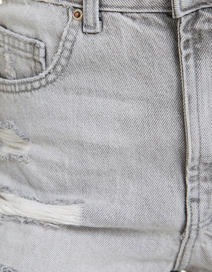 Calções jeans rasgados com bolsos
