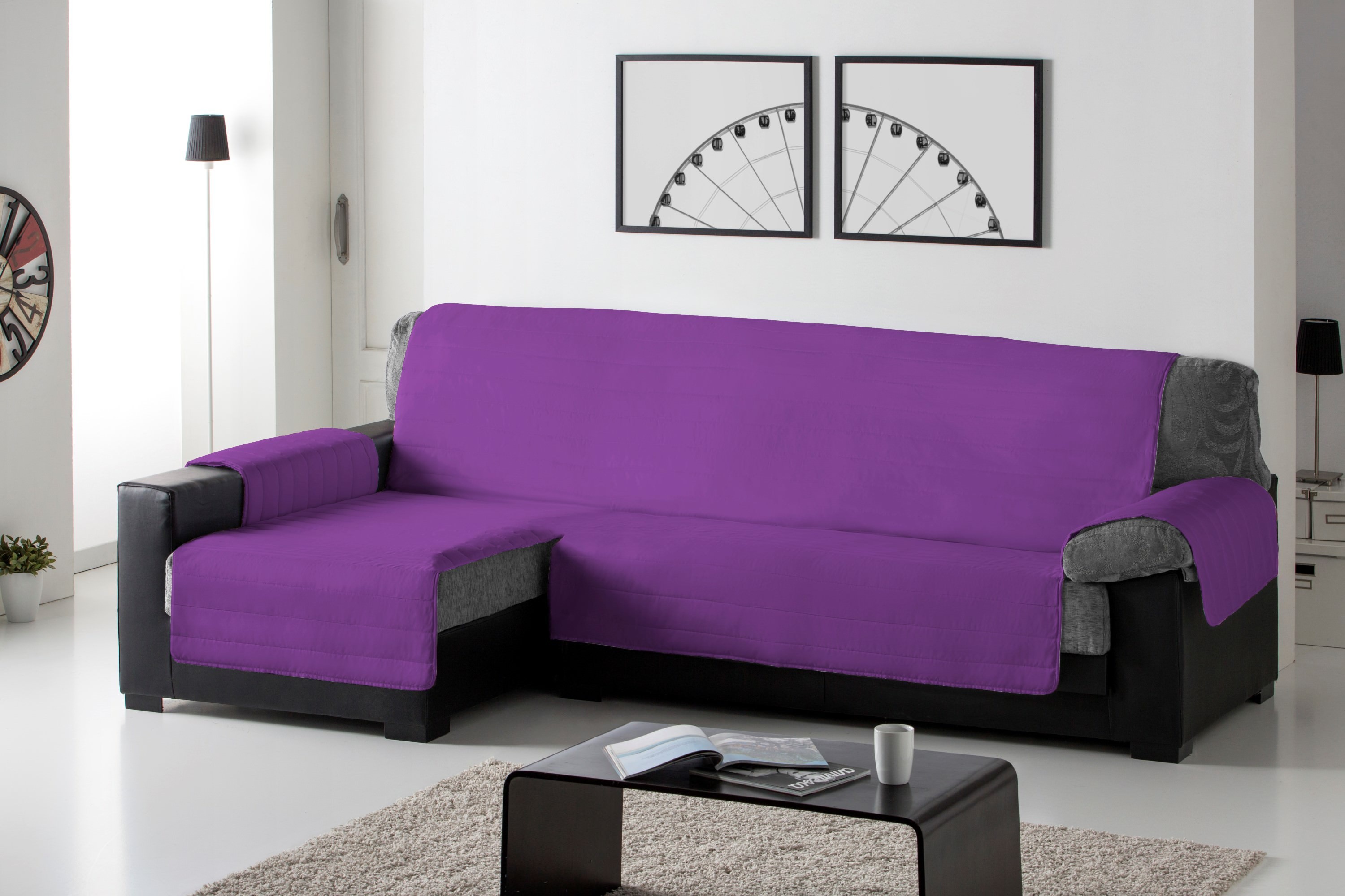 Capa acolchoada para sofá com chaise longue à esquerda na cor fúcsia.