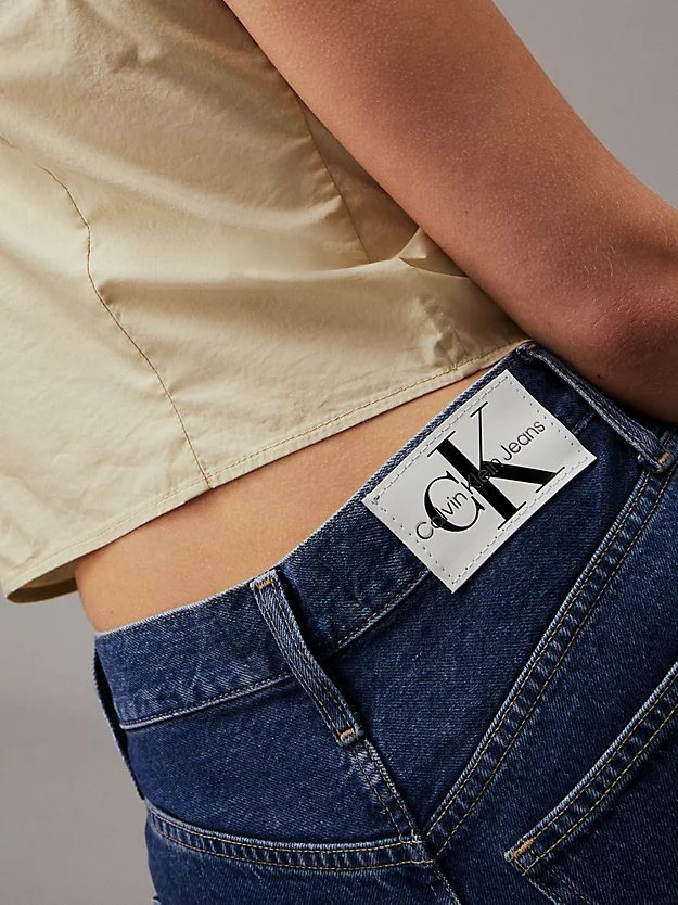 Calça jeans de cintura alta e modelagem relaxada