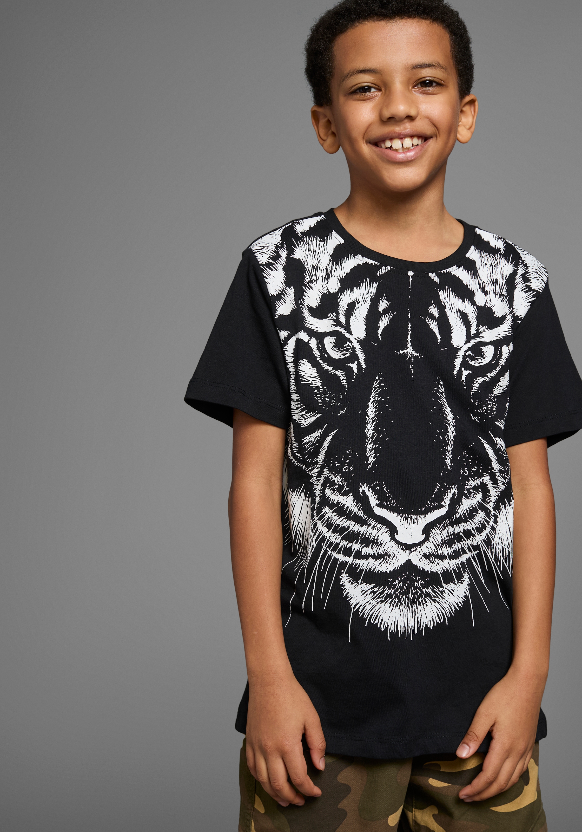 KIDSWORLD T-Shirt »Mit grossem Druck: WHITE TIGER«, Kurzarm,  Basic-Passform,  bedruckt,  Rundhalsausschnitt