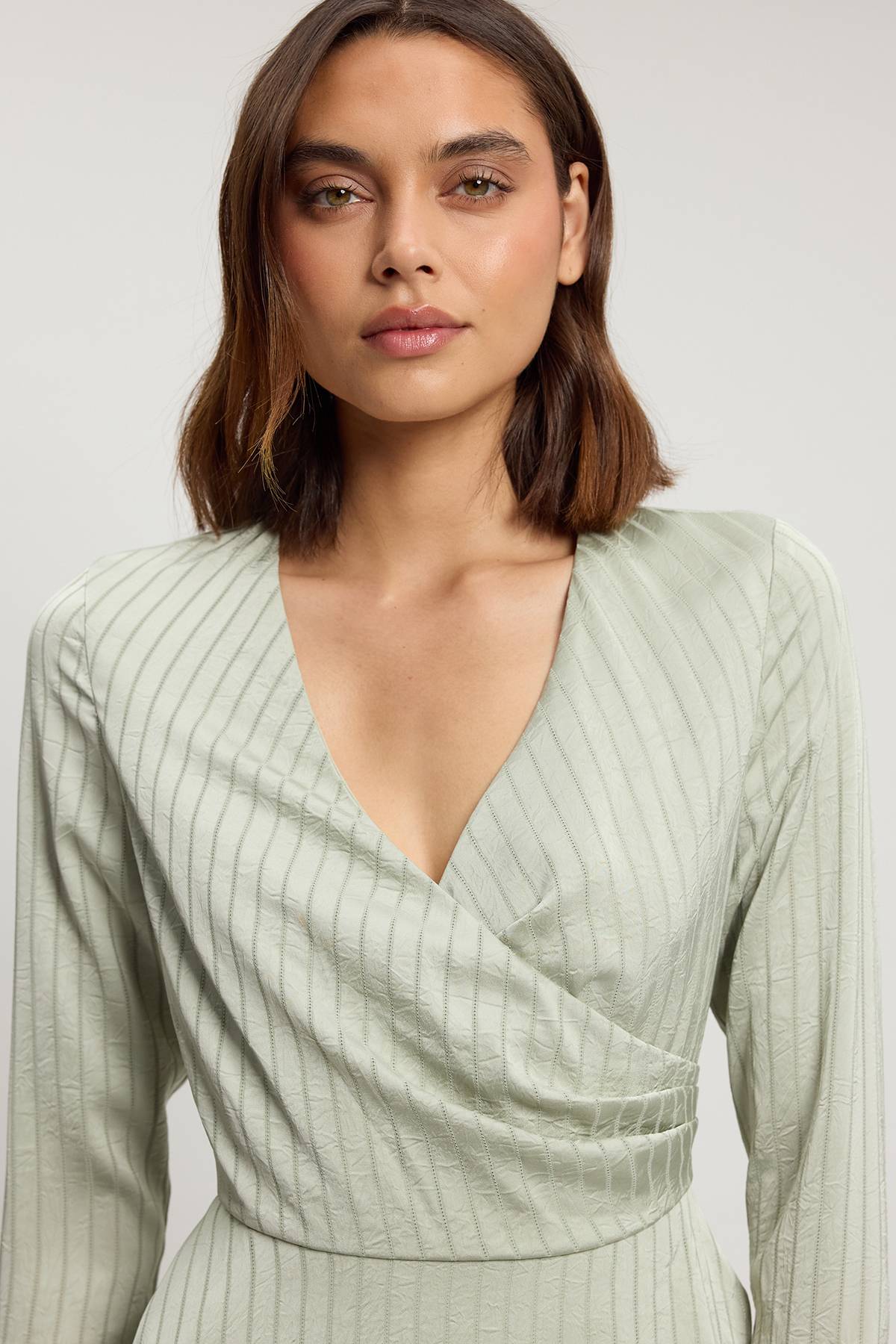 KarenMillen Robe À Manches Longues En Satin Martelé Avec Bordure En Dentelle Et Ourlet Mouchoir