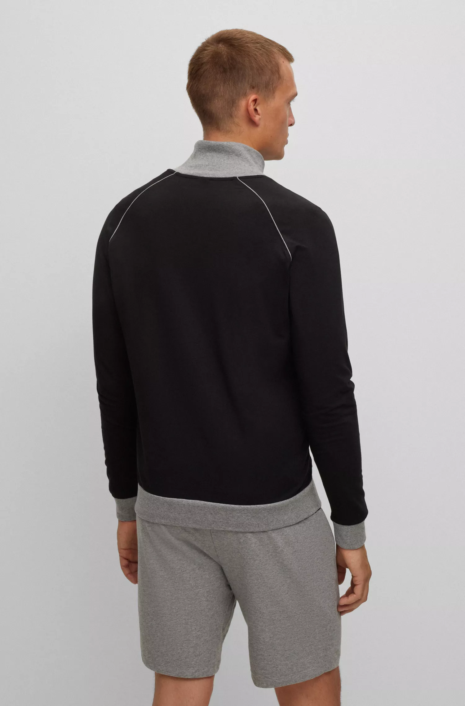 Jaqueta BOSS preta em algodão stretch com detalhes em viés e logotipo.