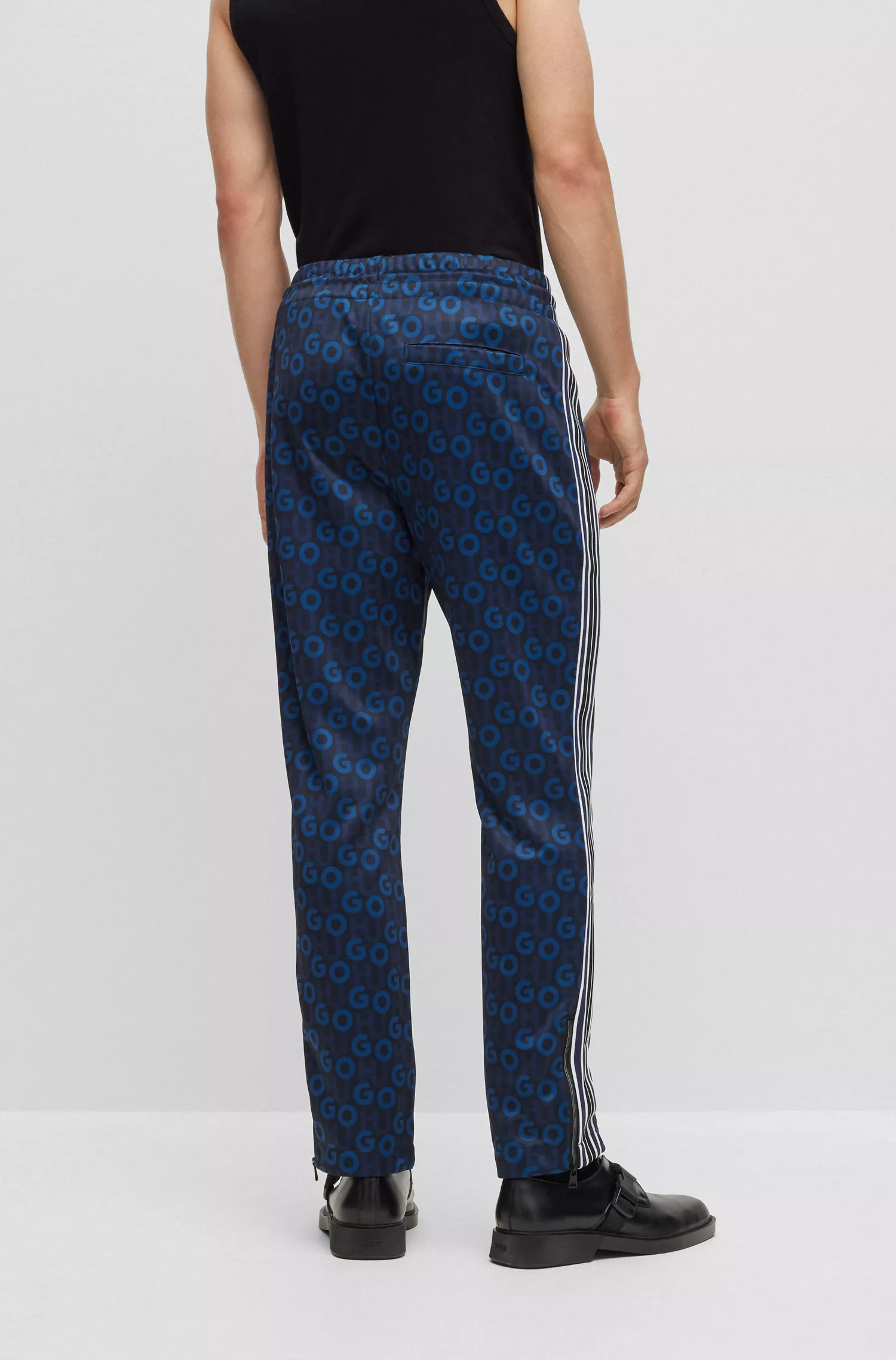 Calça de fato de treino HUGO com monograma vermelho e fita às riscas.