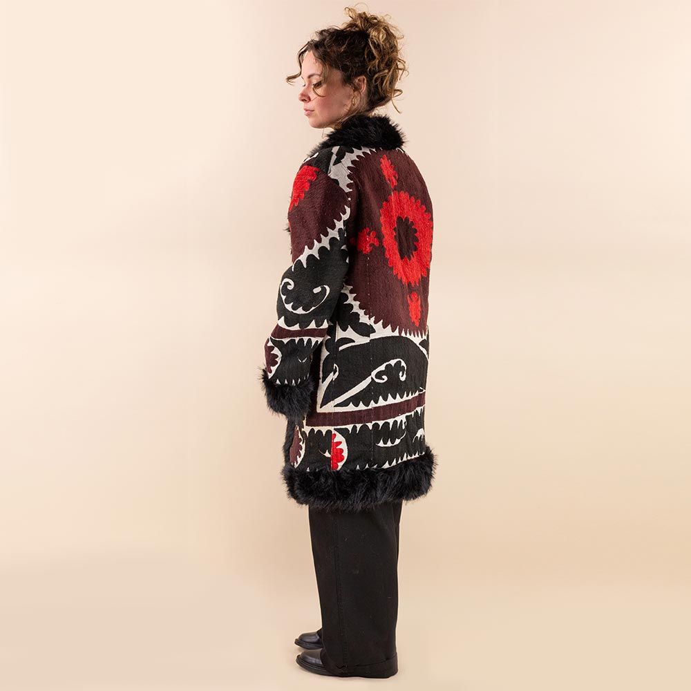 Afghan coat Sharifa zwart rood suzani
