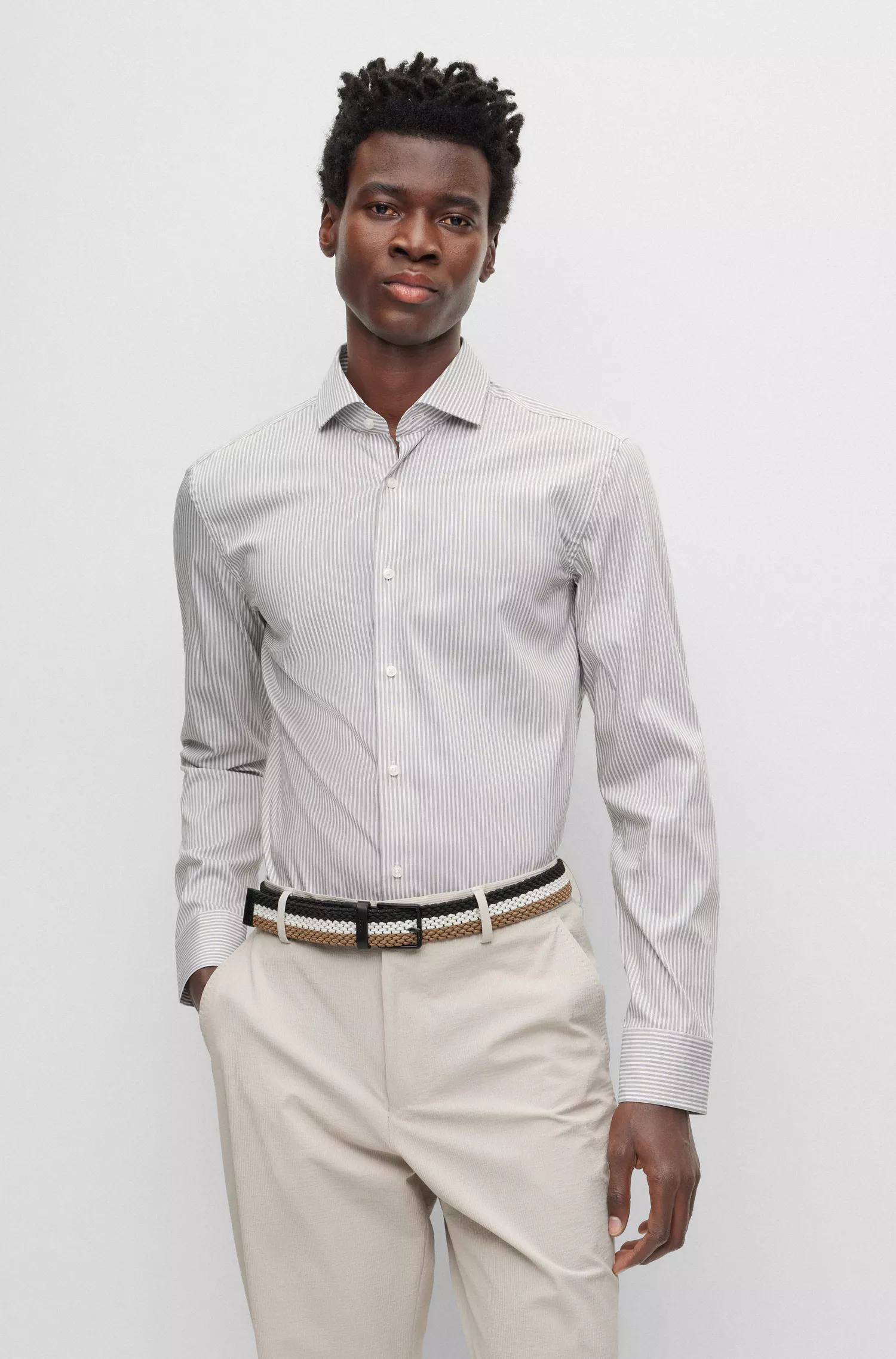 Camisa BOSS preta de corte slim em tecido elástico de alta performance com listras.