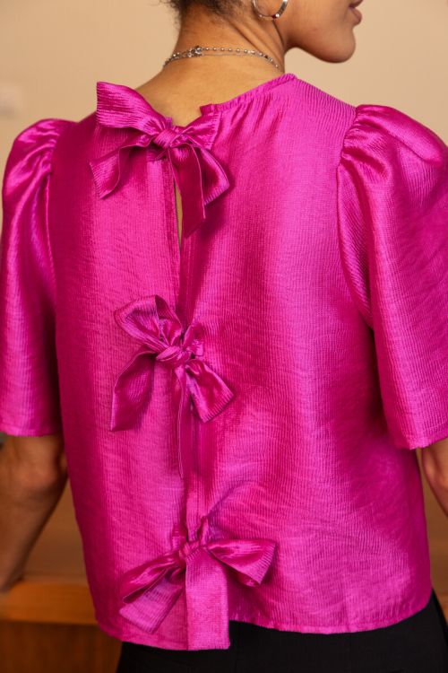 Roze top met geplooide mouwen en strikjes