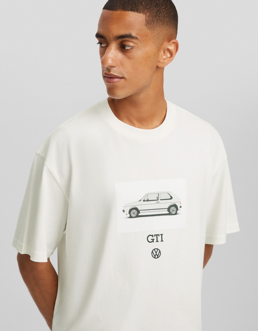 Camiseta de manga curta com estampa VOLKSWAGEN GOLF GTI e modelagem quadrada.
