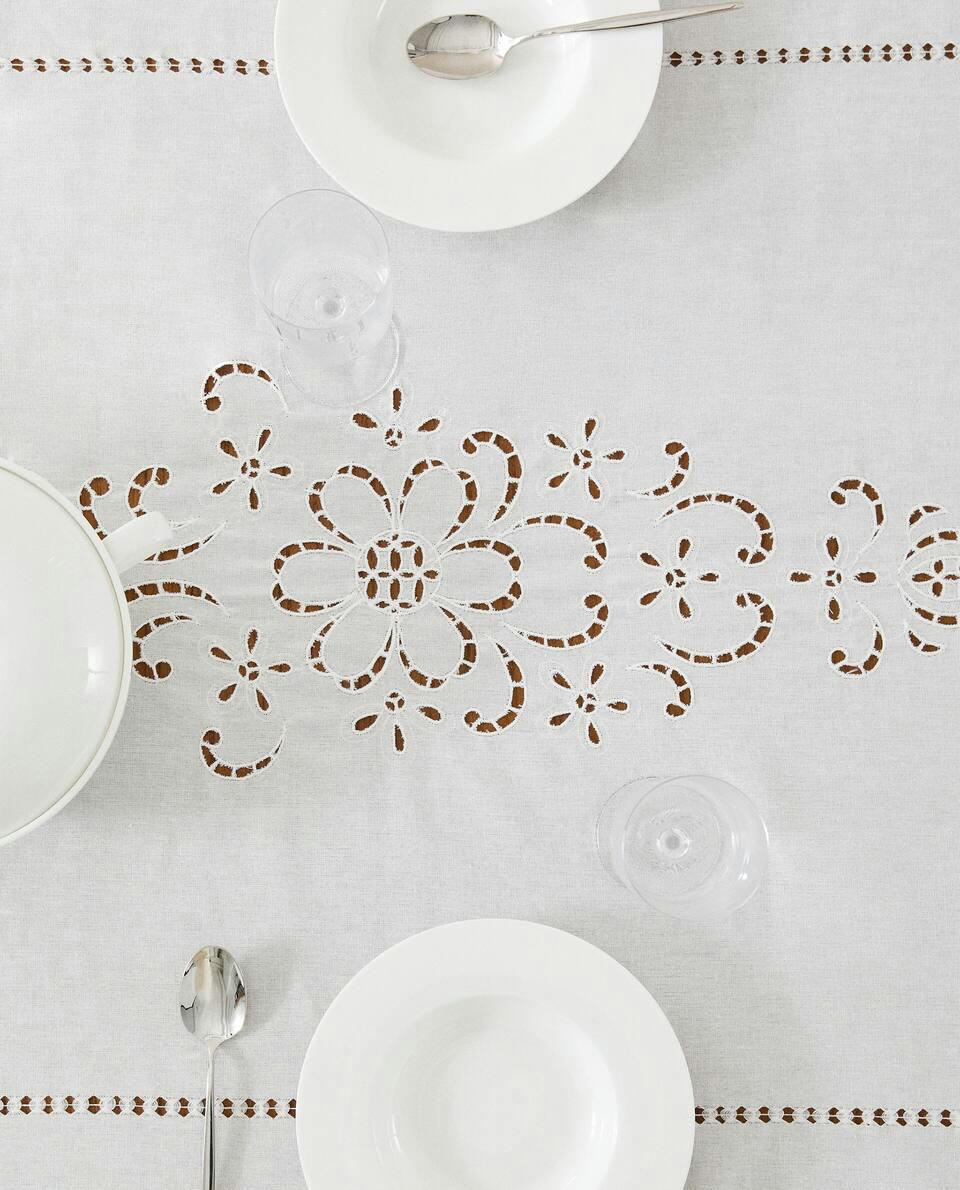 TOALHA DE MESA COM FLORES BORDADAS