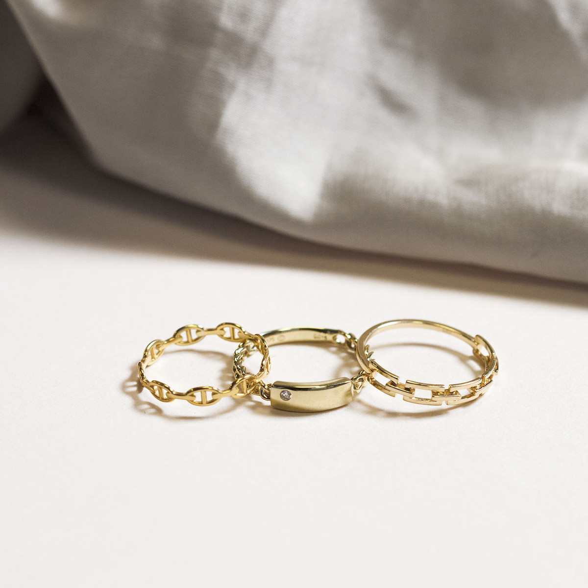 Bague or jaune 375, motif maillon rectangulaire.