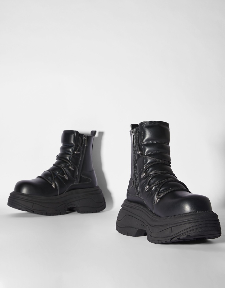 Botas masculinas robustas com fivelas