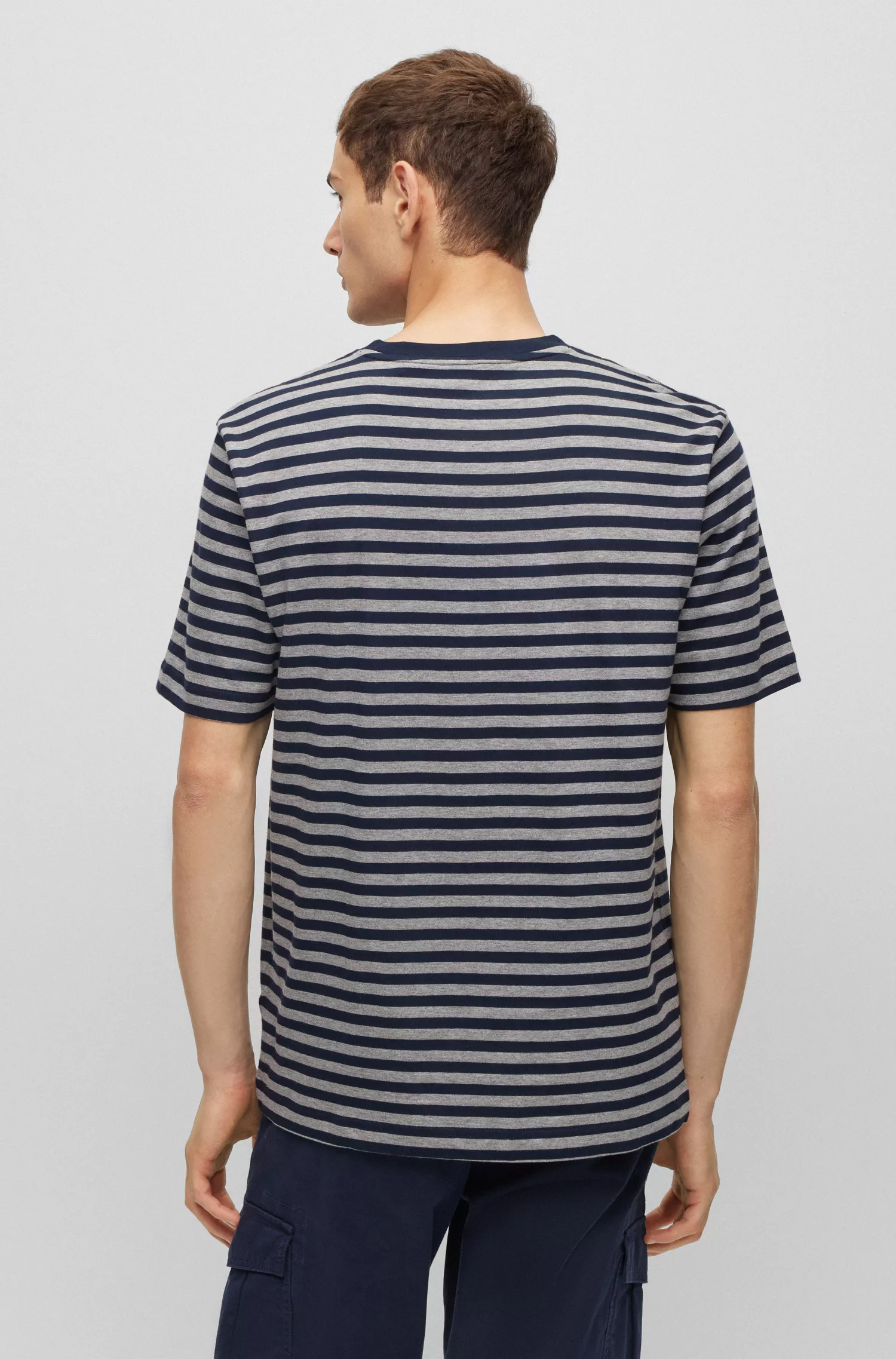 Camiseta BOSS laranja, modelagem relaxada, em puro algodão com listras horizontais.