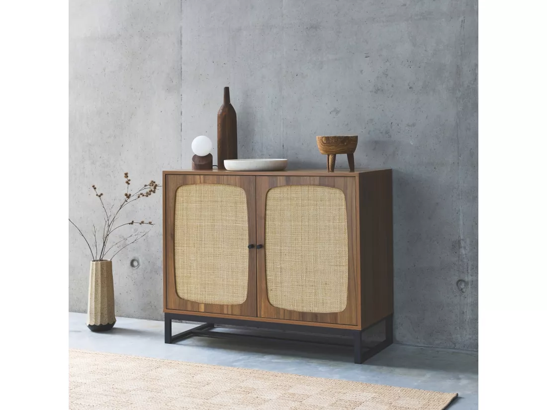 Buffet rétro décor bois foncé et cannage. buffet haut. vaisselier. 2 portes avec pieds en métal noir L100cm