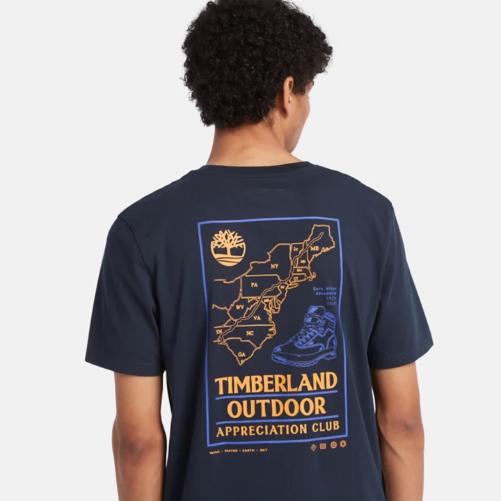 Camiseta masculina estampada para atividades ao ar livre na cor azul marinho.