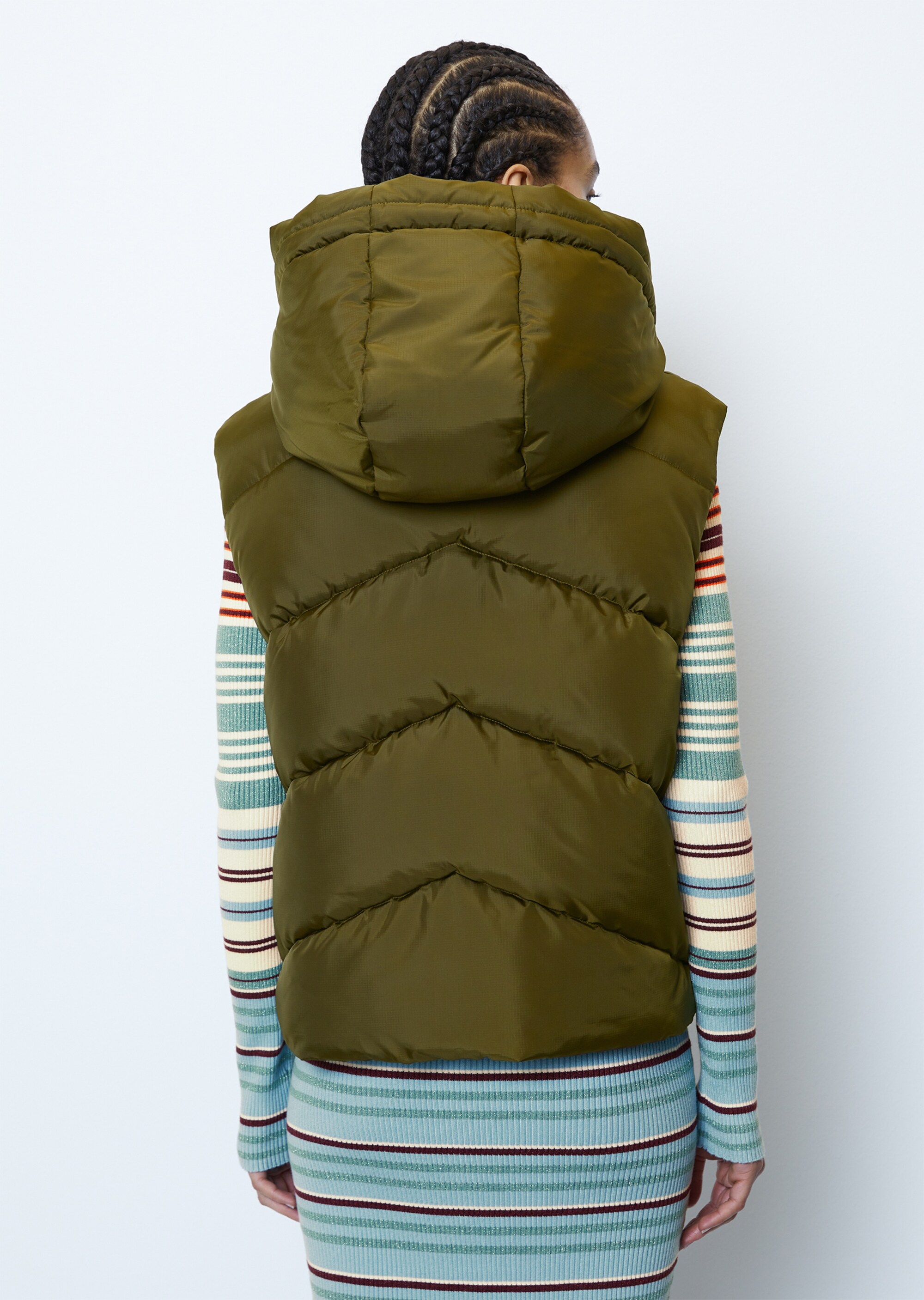 Kapuzen-Puffer-Weste regular aus teilweise recycelten Materialien