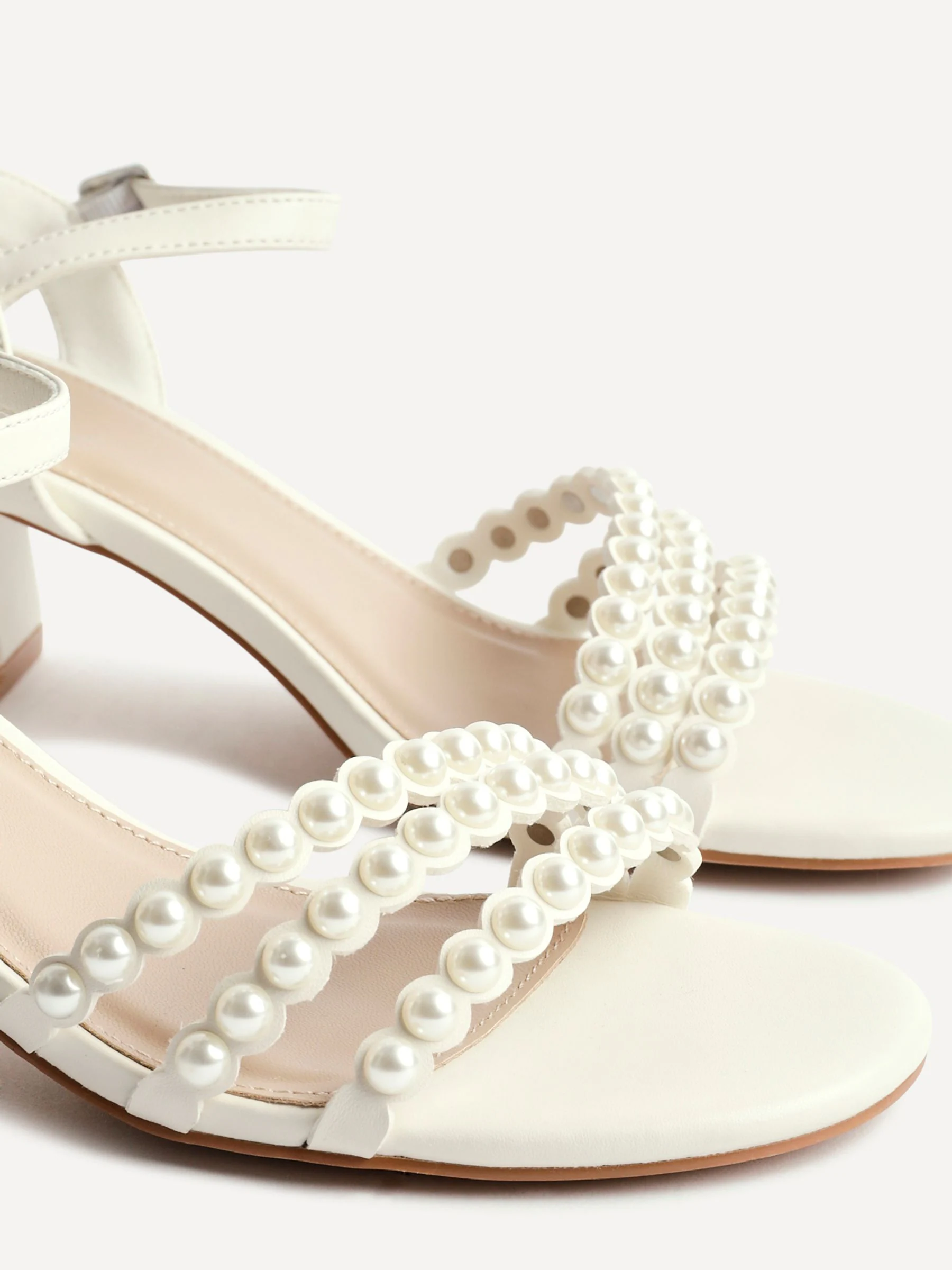 Linzi Perla sandalen met hak en parelbandjes