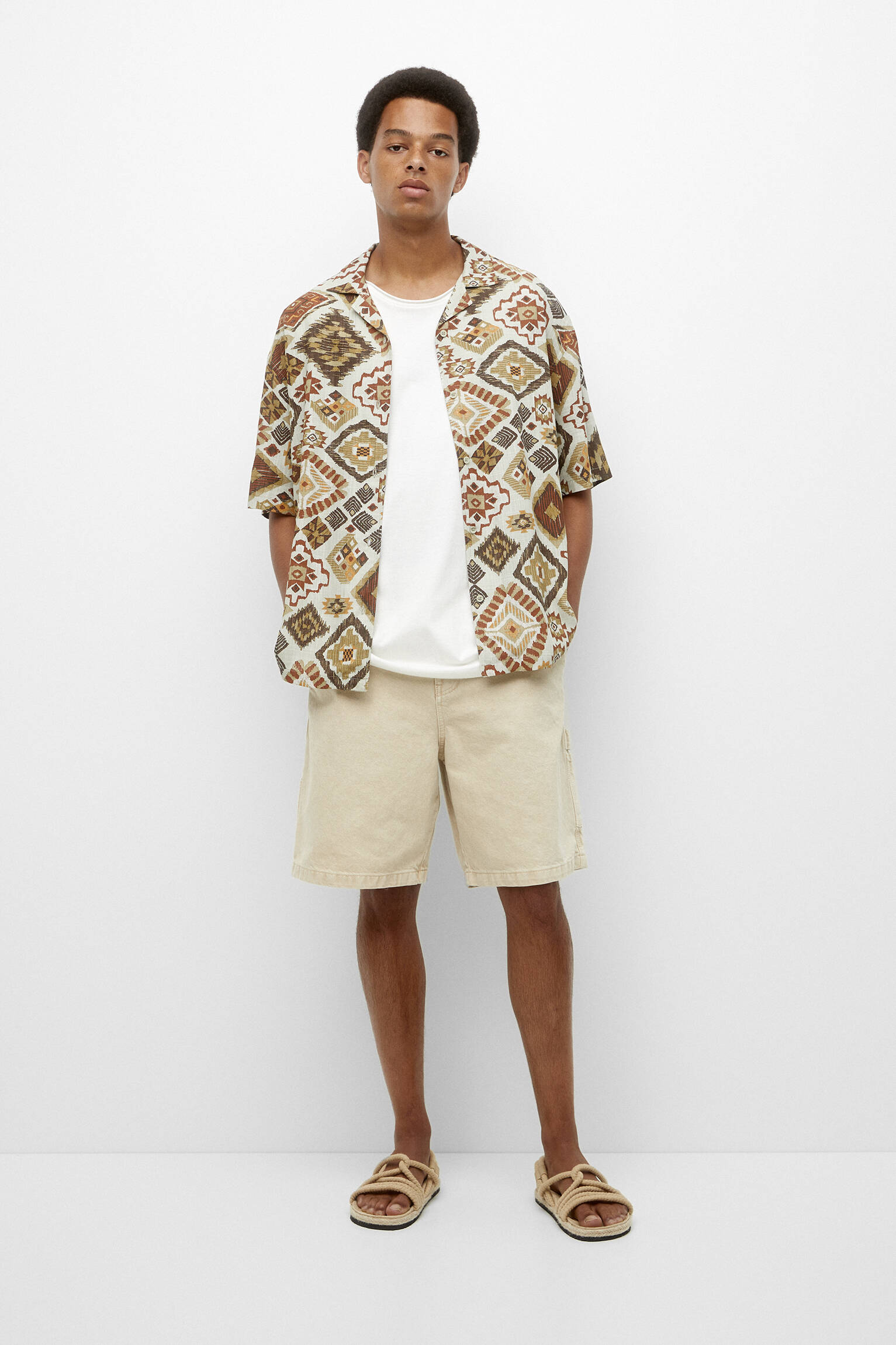 CAMISA COM ESTAMPA GEOMÉTRICA OCRE - OCRE