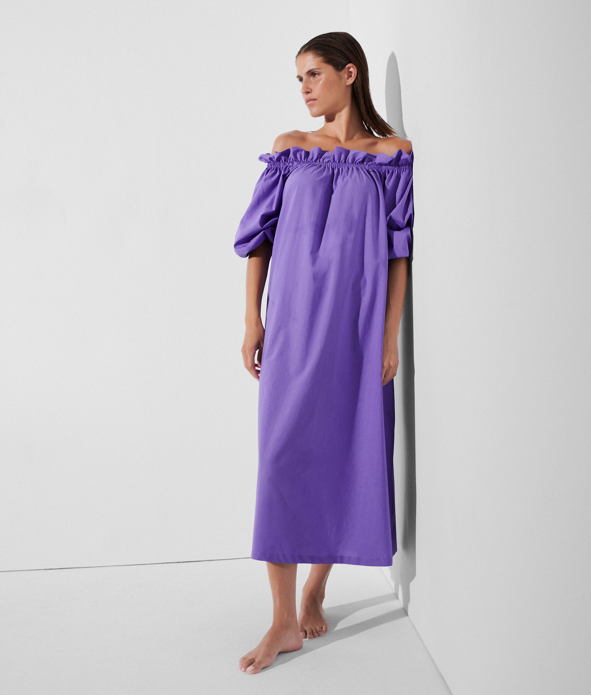 ROBE DE PLAGE AUX ÉPAULES DÉNUDÉES EMBLÉMATIQUE DU STYLE KARL