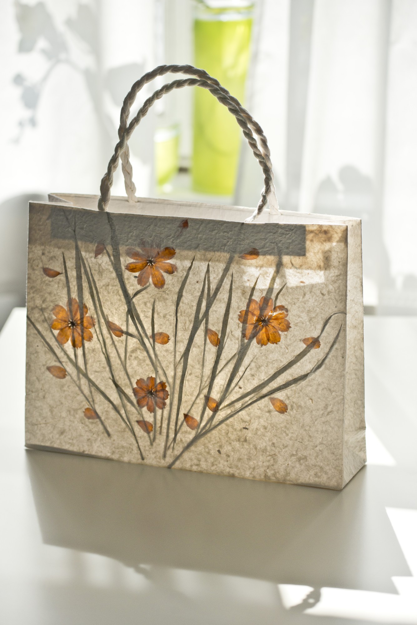 Geschenktasche aus handgeschöpftem Papier, mit echten Blüten, L 10 cm, B 40 cm, H 30 cm günstig bestellen