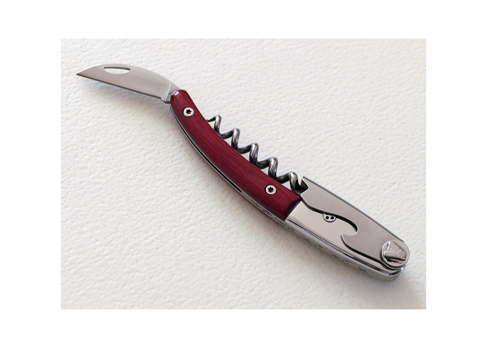 Sommelier Laguiole avec un manche en Stamina rouge et mitre inox
