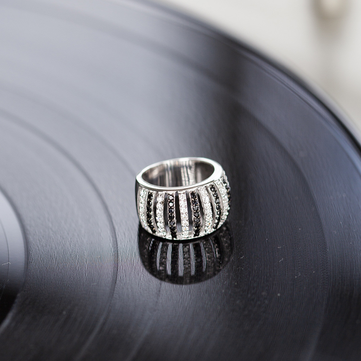Bague argent 925 et ruthénium noir, spinelles noires et zirconias