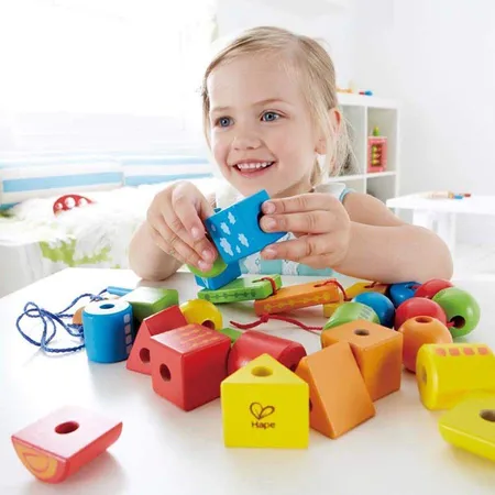 Hape Fädelklötze aus bunten Holzformen 32-teilig