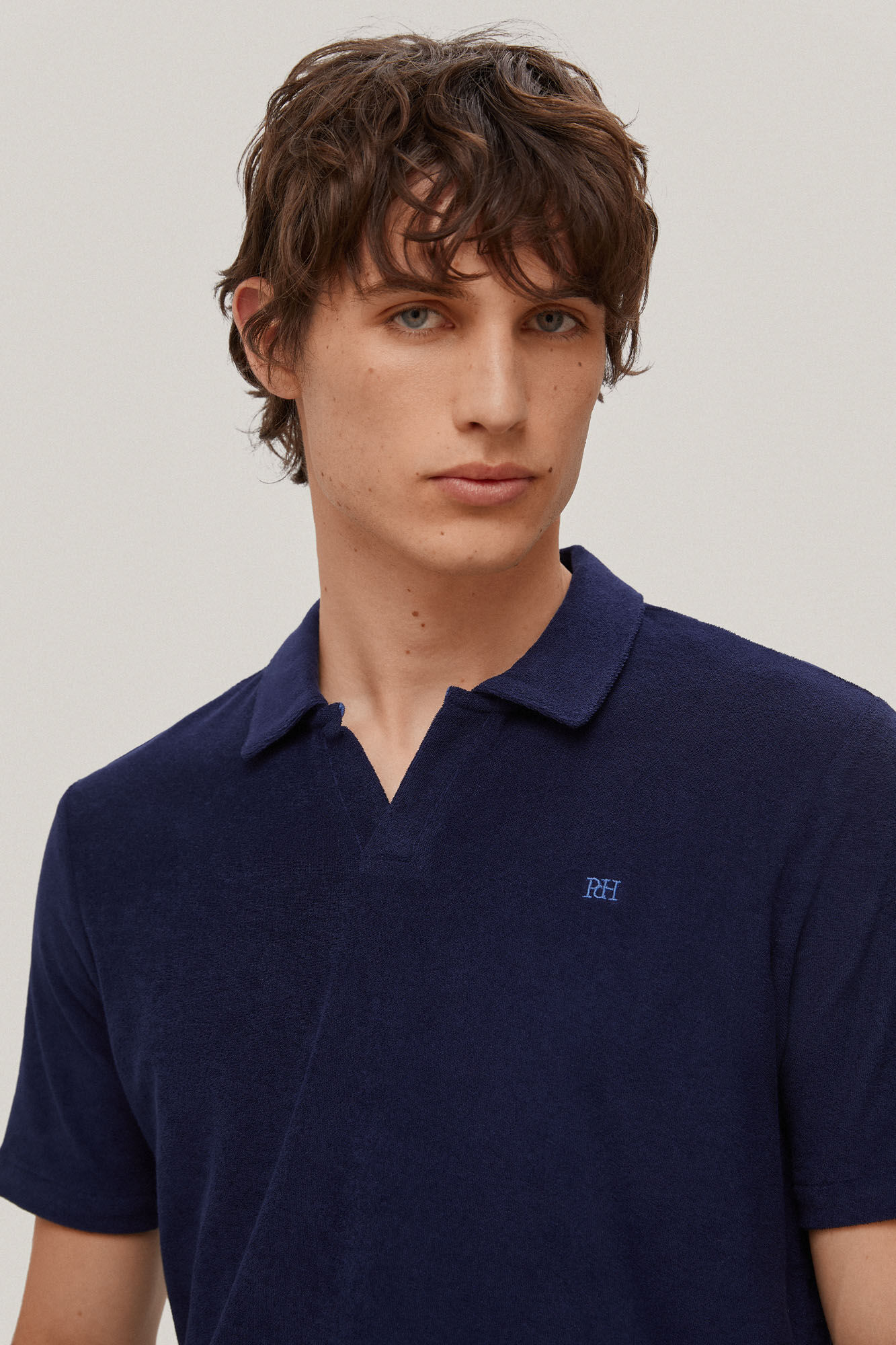 Camisa polo lisa de tecido atoalhado com gola aberta - Azul