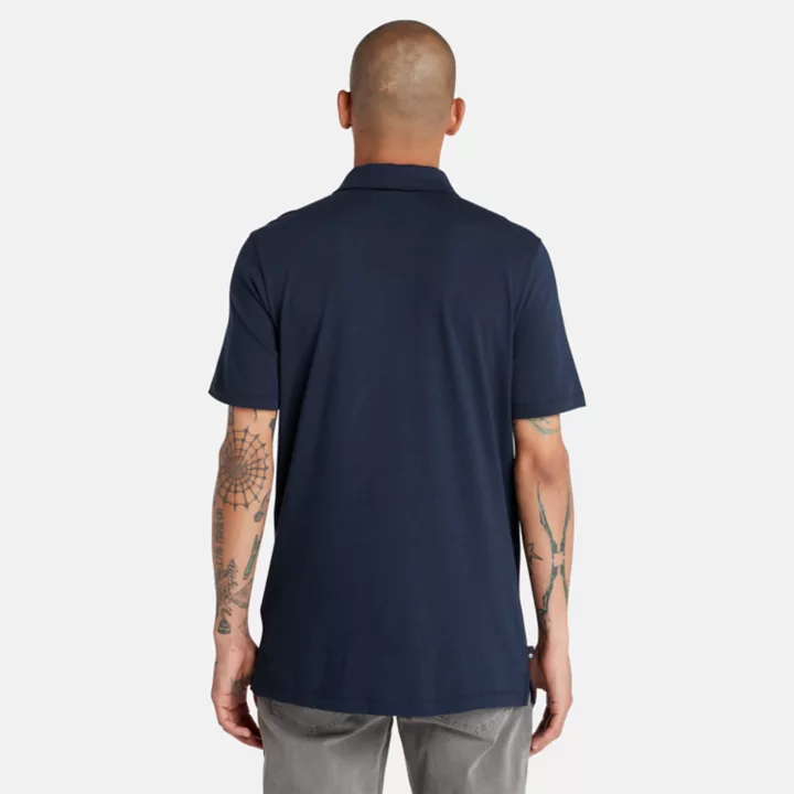Polo masculina com tecnologia Refibra e logo na cor azul marinho.