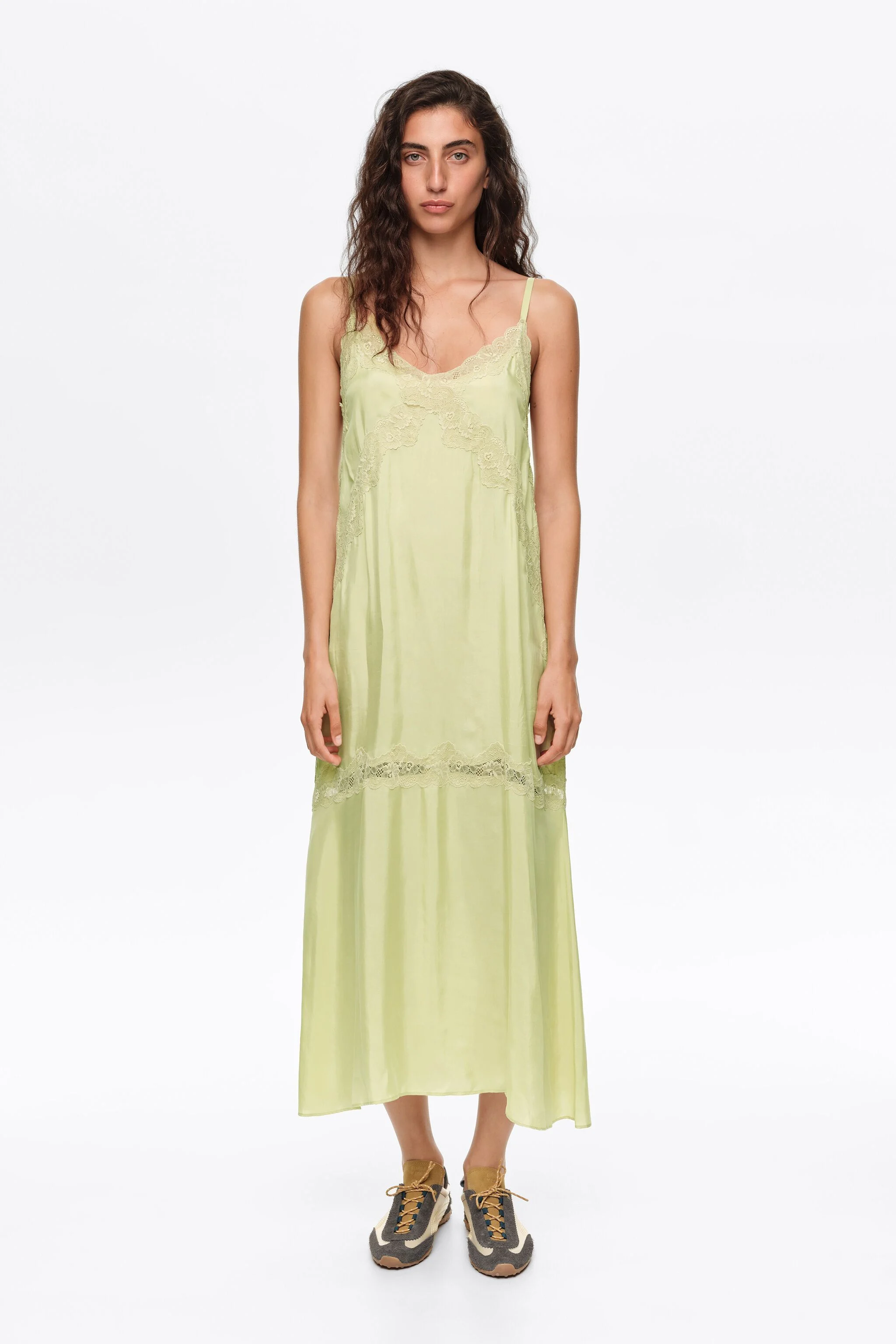 Vestido de alças verde-limão com detalhes em renda
