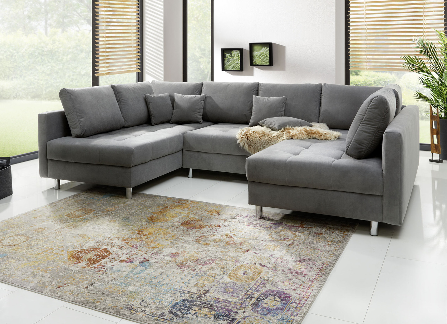 Polstermöbel mit Hocker und Kissen