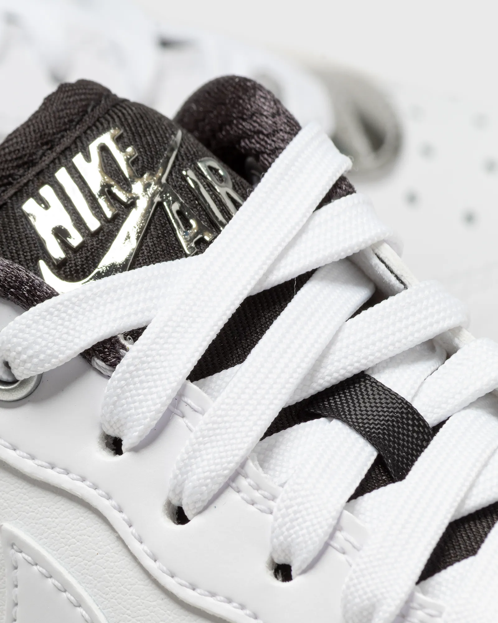 Nike WMNS AIR FORCE 1 '07 'White Chrome'