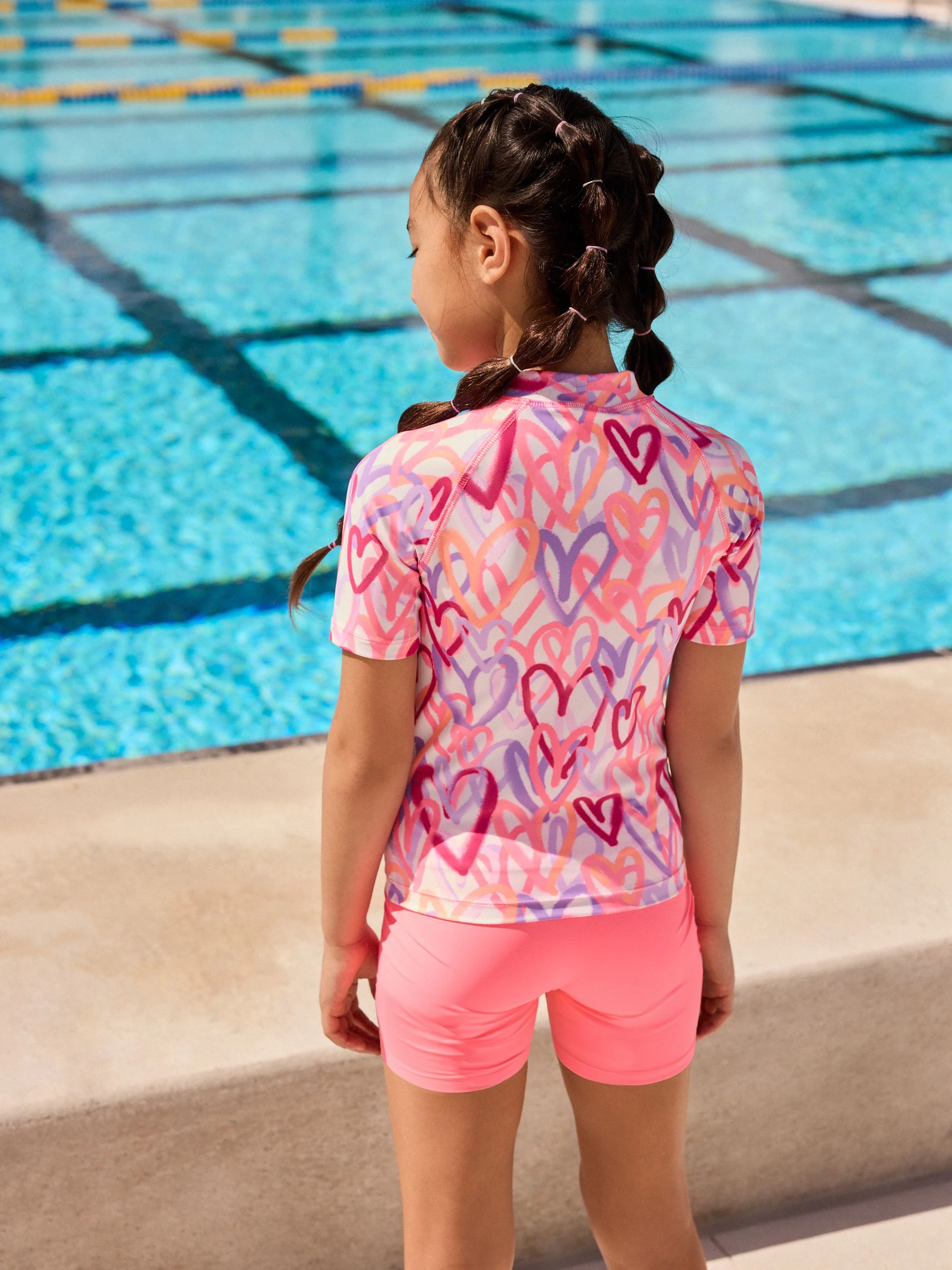Roze met hartjesprint - Zonbeschermende set van surfshirt en shorts (3 - 16 jr)